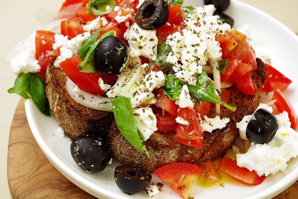 Ψωμί ολικής με ελαιόλαδο και τομάτα